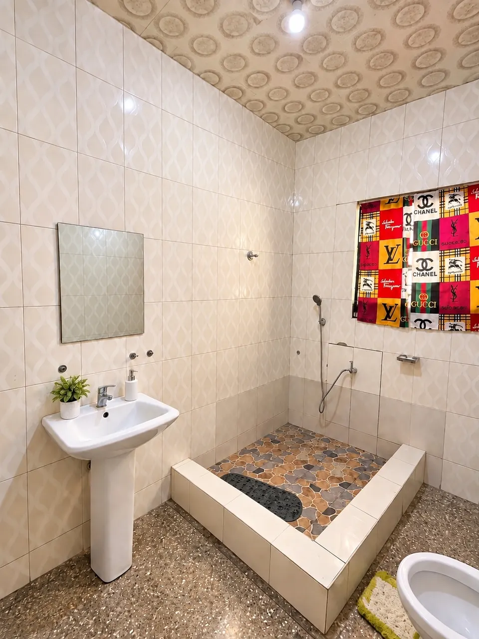 Room 4 at JaneChill Guest House — bathroom